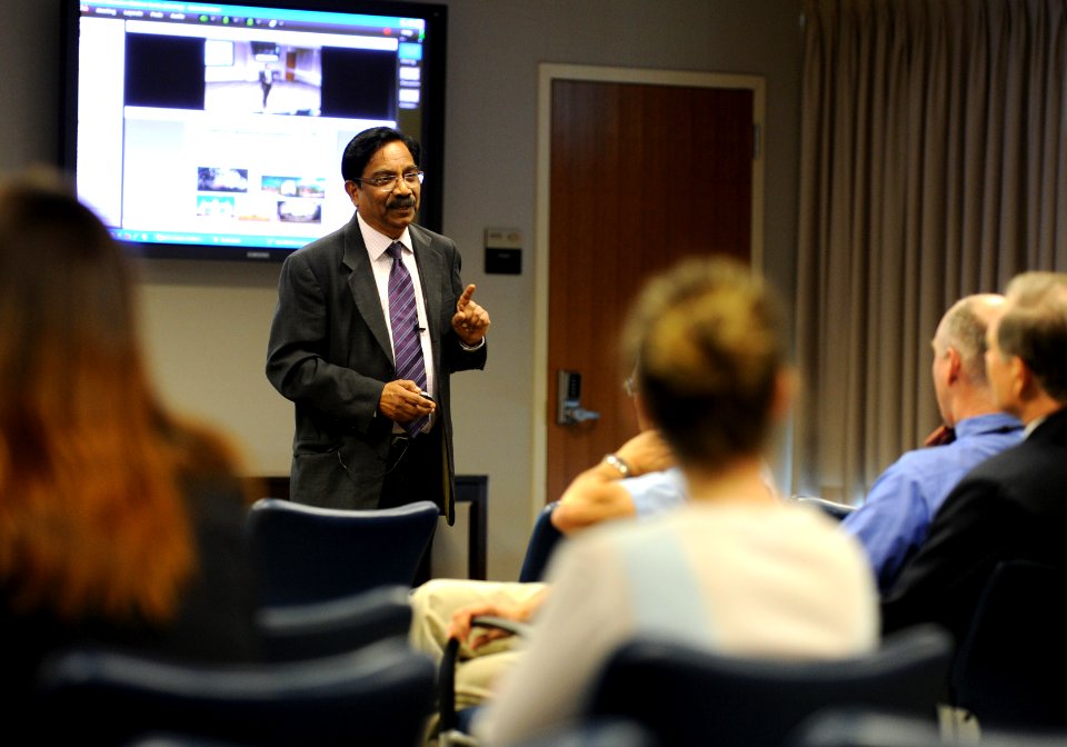 Dr. Gabriel Roy speaks about advances in India's STEM education (9093286051)
