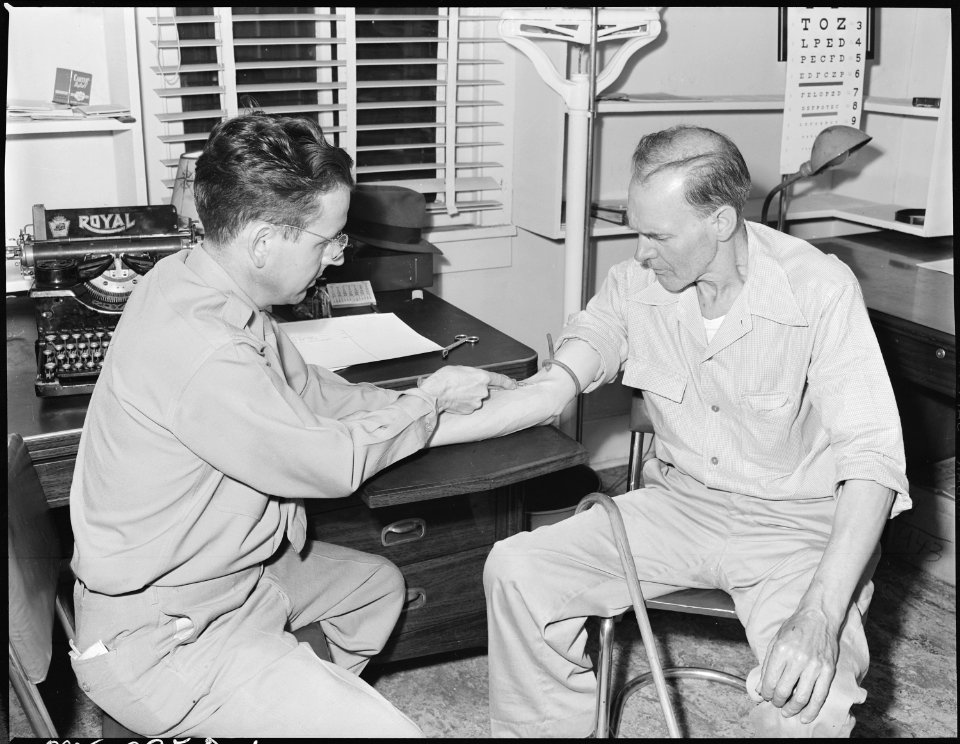 Dr. R. S. Howard, company doctor, giving intravenous injection of Aminophylline for miner's asthma to James E. Lee.... - NARA - 541261