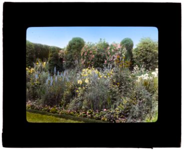 Dr. Peter Brown Wyckoff house, Gin Lane, Southampton, New York. Flower border LCCN2008675783