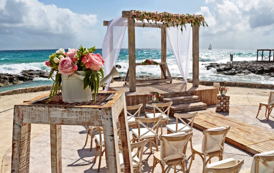 Wedding romance water