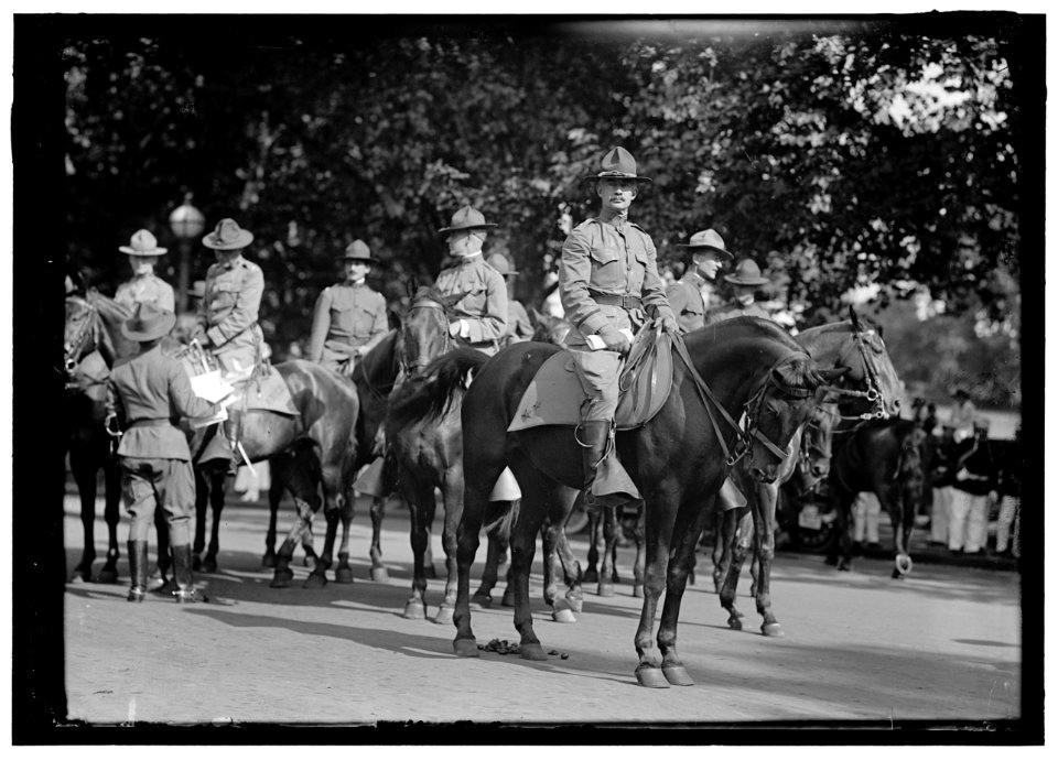 DRAFT PARADE. GENERAL JOSEPH E. KUHN, CENTER FRONT; GENERAL GEORGE H. HARRIES, LEFT OF KUHN LCCN2016868322