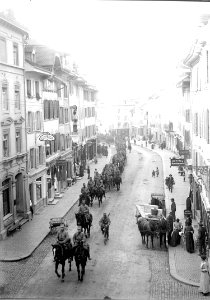 Dragoner reiten durch eine Stadt - CH-BAR - 3237763