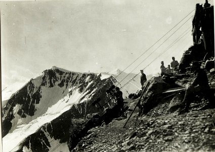 Drahtseilbahnstation am Monte Vioz. Hintergrund Punta Taviela. (BildID 15423290)