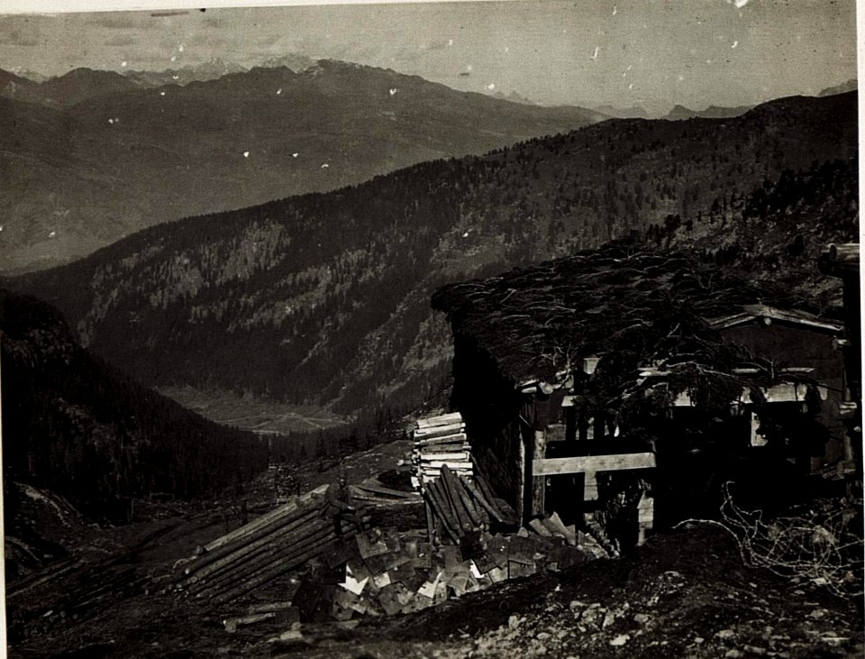 Drahtseilbahnkopfstation Coldosé mit Blick auf Malga Valmaggiore. (BildID 15575473)