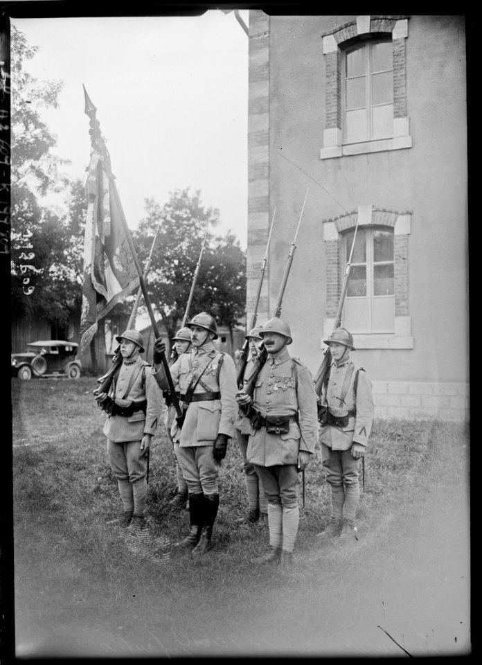 Drapeau du 152e régiment d'infanterie au camp du Valdahon, septembre 1926