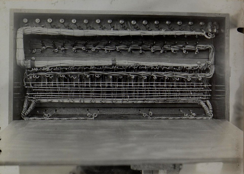 Drehschalter Telefonzentrale mit Elektromagnesischen Schauzeichen als Gesprächsschlusszeichen und Mithorchtasten.Konstruiert in der Werkstätte der Telefonabteilung der 25. Infanteriedivision (BildID 15446633)