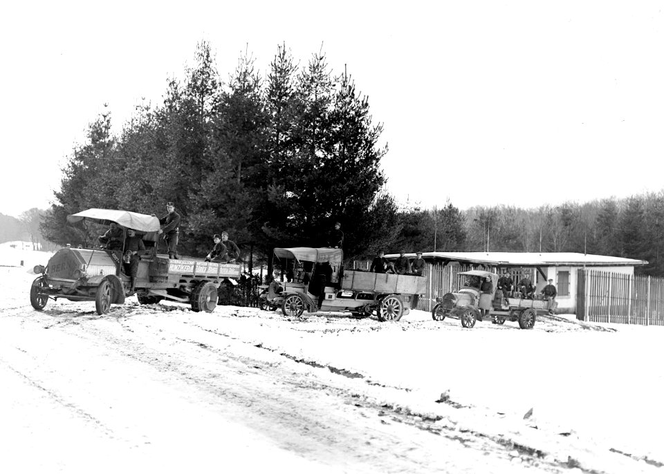 Drei Lastwagen für den Munitionstransport - CH-BAR - 3239446