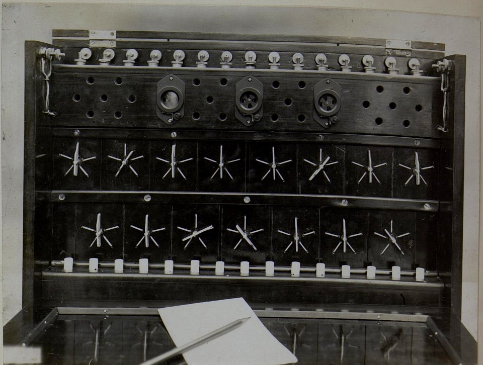 Drehschalter Telefonzentrale mit elektromagnetischen Schauzeichen als Gesprächsschlusszeichen und Mithorchtasten.Konstruiert in der Werkstätte der Telefonabteilung der 25. Infanteriedivision (BildID 15446626)