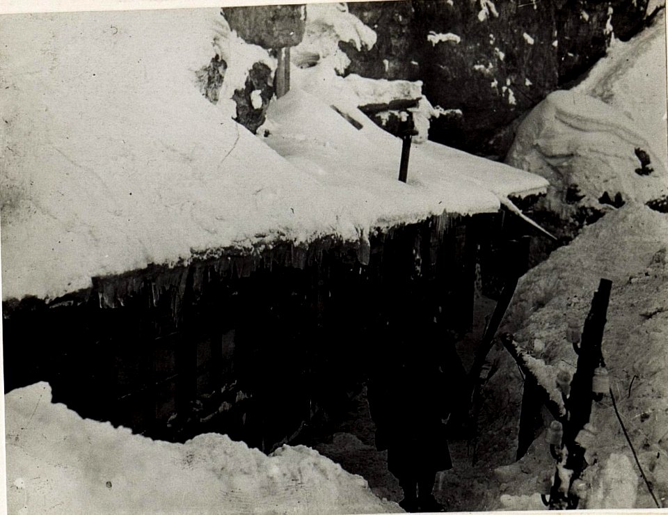 Dreizinnenplateau, Offiziersbaracke. (BildID 15577853)