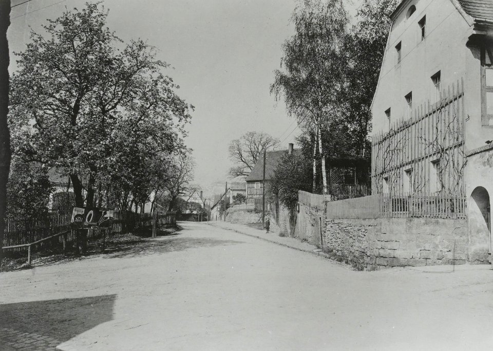 Dresden-Gorbitz. Uthmannstraße mit Wohnstallhaus (Nr. 32). Blick nach Westen