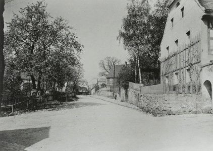 Dresden-Gorbitz. Uthmannstraße mit Wohnstallhaus (Nr. 32). Blick nach Westen