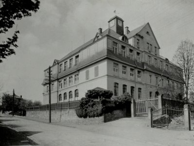 Dresden-Leutewitz, Warthaer Straße 60. Schule (75. Grundschule). Straßenansicht photo