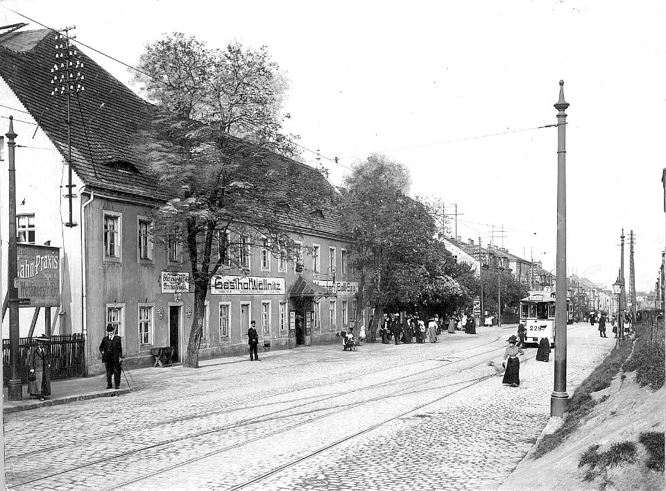 Dresden-Wölfnitz, Kesselsdorfer Straße 114. Gasthof Wölfnitz. Straßenansicht mit Triebwagen 229 der Linie 7 (Richtung Arsenal)