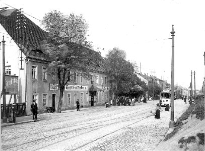 Dresden-Wölfnitz, Kesselsdorfer Straße 114. Gasthof Wölfnitz. Straßenansicht mit Triebwagen 229 der Linie 7 (Richtung Arsenal)