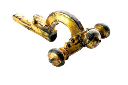 Drieknoppenfibula in verguld brons, 300 tot 365 NC, vindplaats- Koninksem, Aan Paspoel, zuidwestgrafveld, 1974, graf 99-, collectie Gallo-Romeins Museum Tongeren, 74.A.35, 004