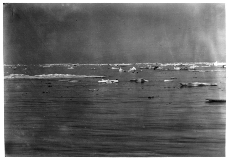 Drift ice in the Atlantic Ocean, off the coast of Labrador LCCN2012645595