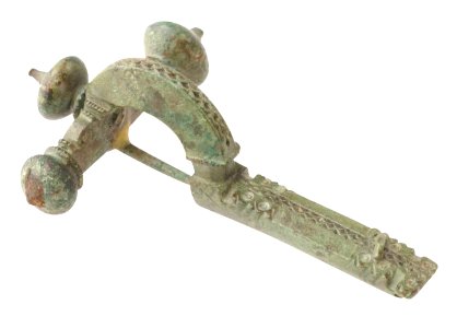 Drieknoppenfibula in brons, 350 tot 380 NC, vindplaats- Tongeren, Aan Paspoel, zuidwestgrafveld, 1972-1981, graf 94, collectie Gallo-Romeins Museum Tongeren, 74.A.5
