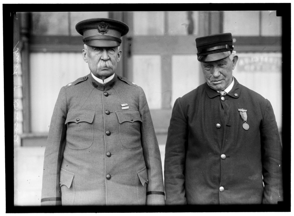 DRISCOLL, JOHN. VETERAN OF FIGHT BETWEEN MERRIMAC AND MONITOR. RIGHT, WITH GENERAL SMITH, ANOTHER VETERAN OF THE FIGHT LCCN2016866727