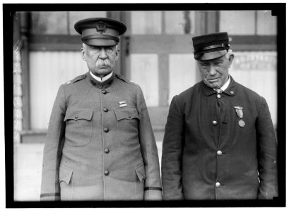 DRISCOLL, JOHN. VETERAN OF FIGHT BETWEEN MERRIMAC AND MONITOR. RIGHT, WITH GENERAL SMITH, ANOTHER VETERAN OF THE FIGHT LCCN2016866727