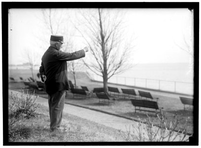 DRISCOLL, JOHN. VETERAN OF FIGHT BETWEEN MERRIMAC AND MONITOR. POINTING TO SPOT IN HAMPTON ROADS WHERE BATTLE OCCURRED LCCN2016866726