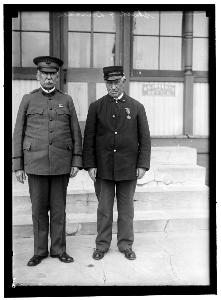 DRISCOLL, JOHN. VETERAN OF FIGHT BETWEEN MERRIMAC AND MONITOR. RIGHT, WITH GENERAL SMITH, ANOTHER VETERAN OF THE FIGHT LCCN2016866728