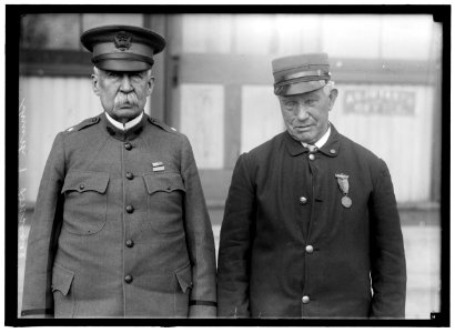 DRISCOLL, JOHN. VETERAN OF FIGHT BETWEEN MERRIMAC AND MONITOR. RIGHT, WITH GENERALSMITH, ANOTHER VETERAN OF THE FIGHT LCCN2016866356
