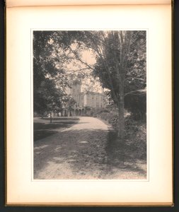 Driveway leading to mansion at Ophir Farm, home of Elisabeth and Whitelaw Reid, Purchase, New York LCCN2016650183