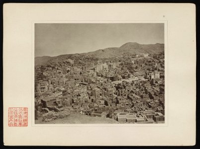 Dritte Ansicht der Stadt Mekka- links die nördliche Ecke der Moschee; ein wenig südöstlich von derselben das Bā̄b ès-salām, durch welches die Pilger in die Moschee eintreten LCCN2013646216