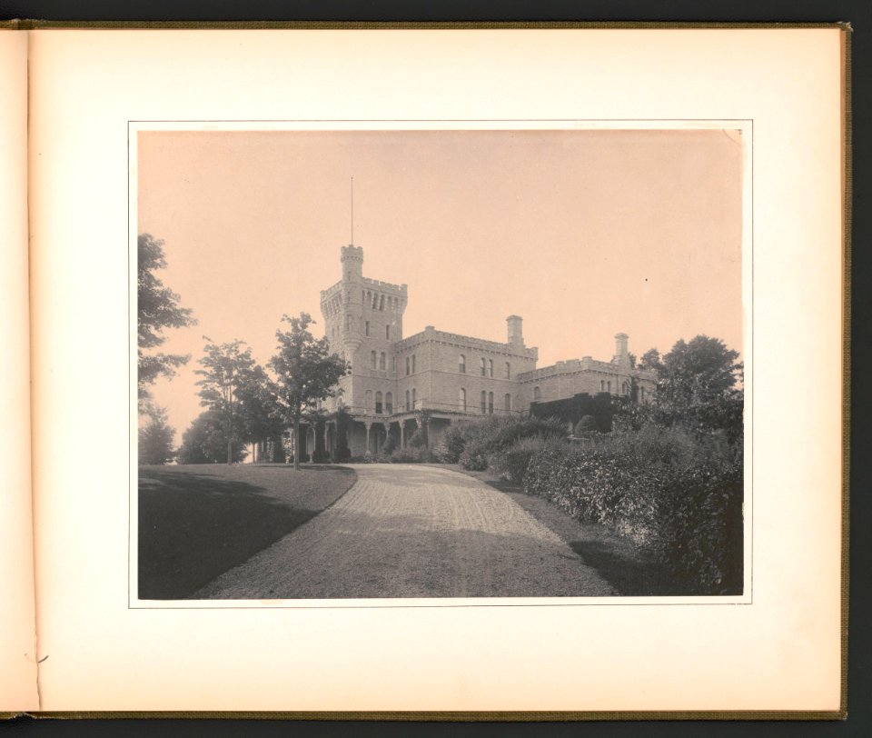 Driveway leading to mansion at Ophir Farm, home of Elisabeth and Whitelaw Reid, Purchase, New York LCCN2016650181