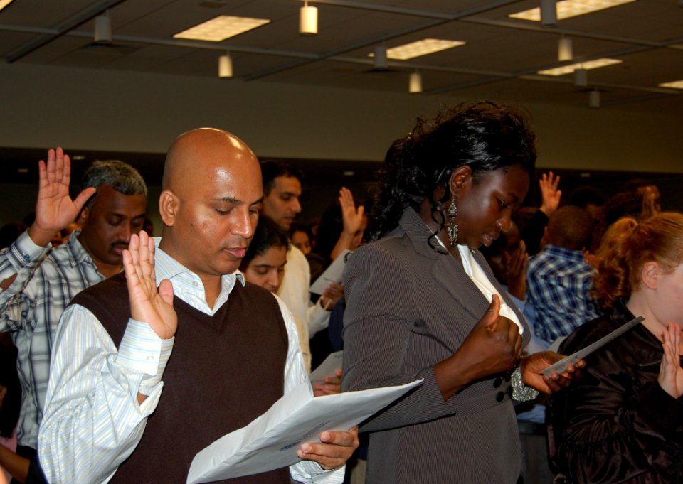 DSC 0Saying the Oath of Citizenship (6432220909)