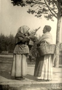 Duas mulheres conversando - Vincenzo Pastore photo