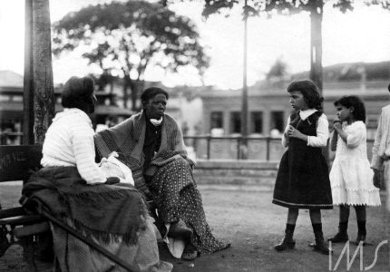 Duas mulheres, uma de costas, descansando em banco de praça - Vincenzo Pastore