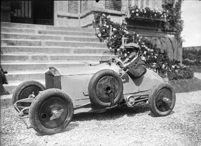 Duc Decazes) à Deauville (conduisant une voiturette) - (photographie de presse) - (Agence Rol)