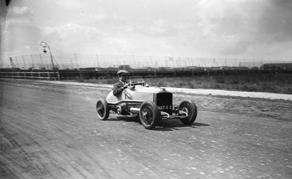 Duc Decazes à Deauville (conduisant une voiturette) - (photographie de presse) - (Agence Rol)