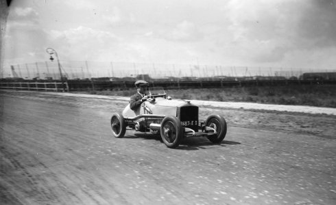 Duc Decazes à Deauville (conduisant une voiturette) - (photographie de presse) - (Agence Rol)