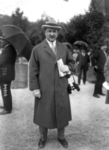 Duc Decazes, propriétaire de chevaux de course, à l'hippodrome de Deauville le 17-8-24) - (photographie de presse) - (Agence Rol)
