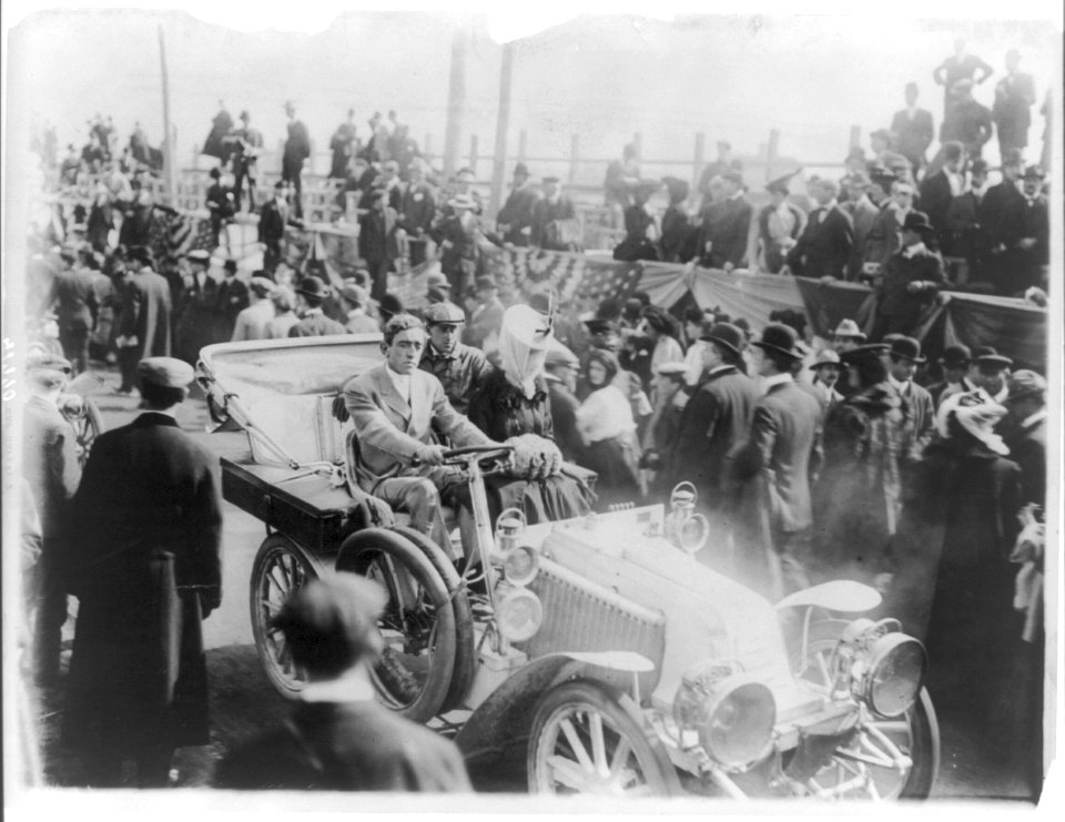 Duchess of Marlborough (Balsan, Consuelo (Vanderbilt)) leaving Vanderbilt Cup races in auto, amid crowd. Westbury, L.I. Oct. 14, 1905 LCCN2007682449