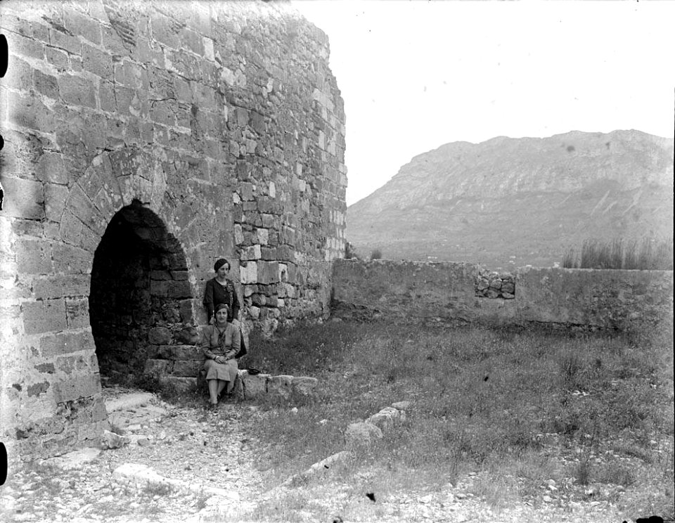 Dues dones a l'entrada d'un tunel amb muntanya al fons (AFCEC RIBASV C 2525)