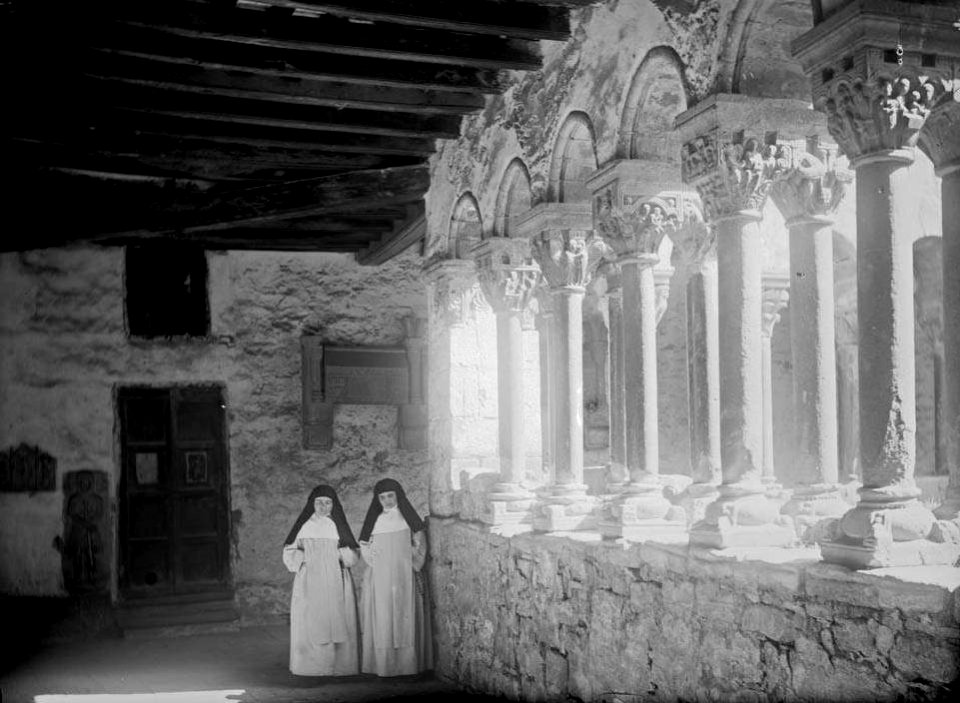 Dues monges al claustre del Monestir de Santa Maria de l'Estany (cropped)