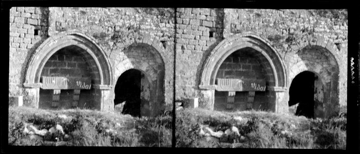 Dues arcades d'una església en ruïnes