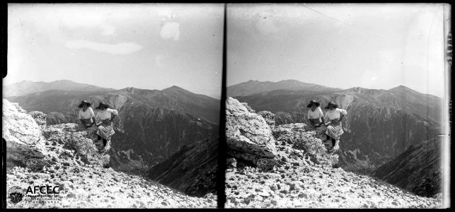 Dues dones al cim del Gra de Fajol i vista del puig de la Llosa i el Canigó al fons