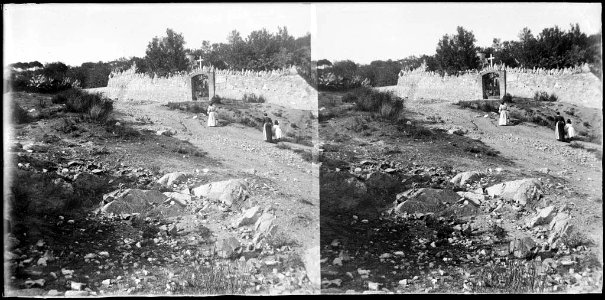 Dues dones a l'exterior de la capella de Lourdes de Pedralbes