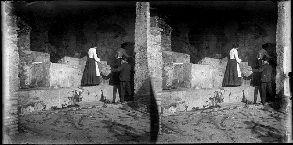 Dues dones i un home a la rodalia de l'hospital psiquiàtric de Betlem a Sant Gervasi