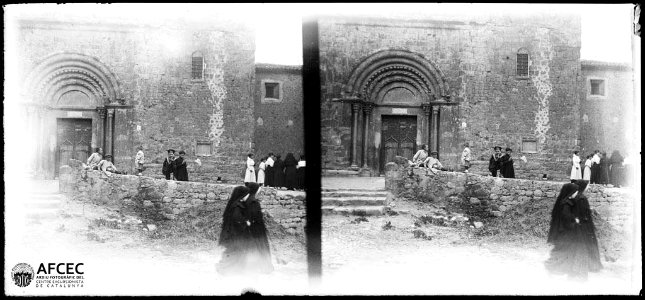 Dues monges i alguns nens davant de l'església del monestir Santa Maria de Lladó