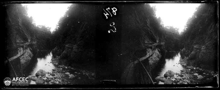 Dues persones caminant per la passarel·la de les Gorges du Mondony d'Amélie-les-Bains-Palalda