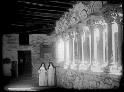 Dues monges al claustre del Monestir de Santa Maria de l'Estany