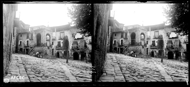 Dues persones a la font de la Plaça de Sant Joan de Solsona (AFCEC VINTRO B 00157)