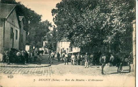 DUGNY - Rue du moulin - L'abreuvoir