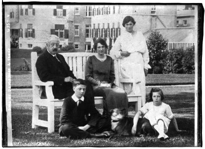 Duke of Devonshire and family LCCN2014718195