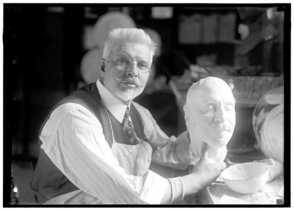 DUNBAR, U.S.J. WITH DEATH MASK OF ADMIRAL DEWEY LCCN2016867540